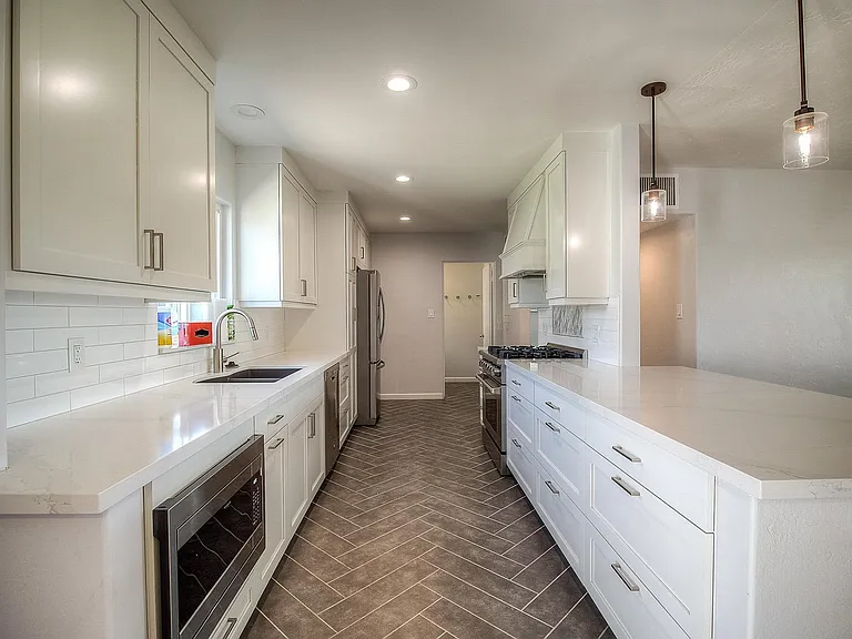 1526 W Windsor Ave — Photo 45