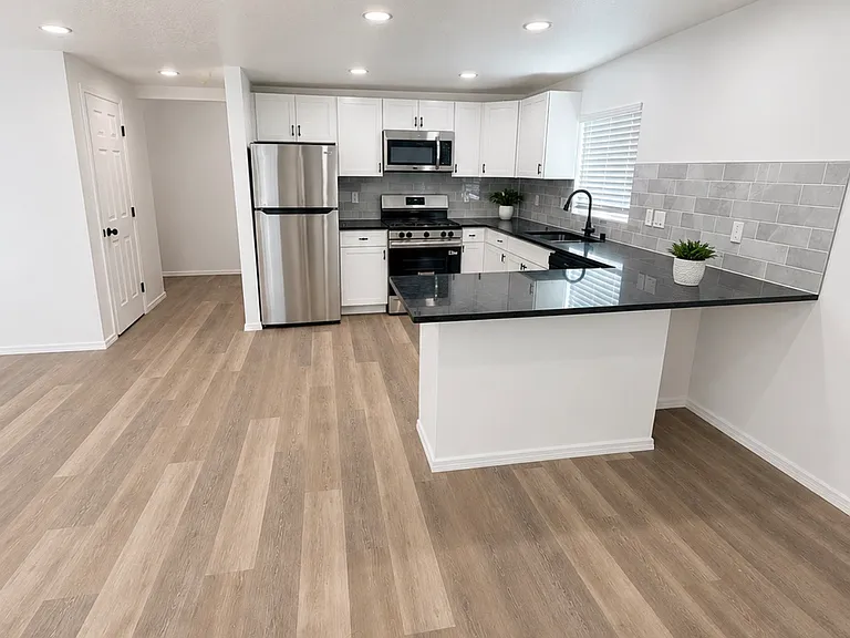 404 Phoenix Ave NW — Photo 2