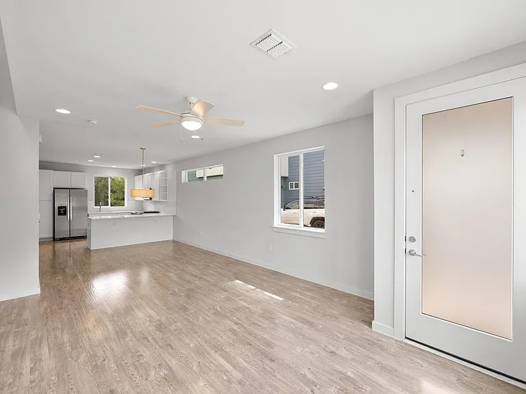801 N Bluff Dr #17 — Photo 3