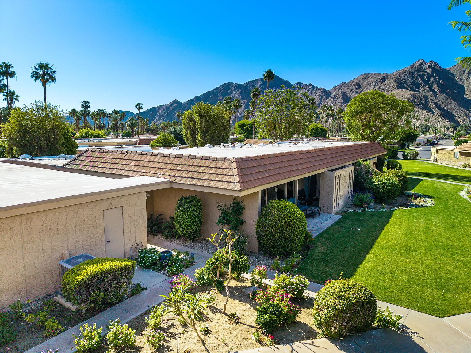 3 bed, 2250 sqft, $4,900 — Photo 3