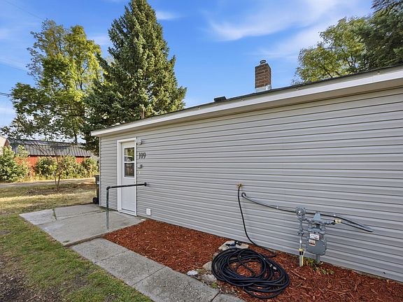 3rd image of 109 2nd Ave SW