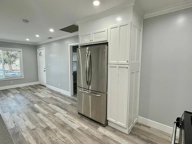 1085 W 26th St — Photo 10