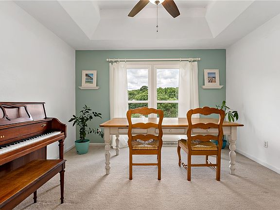 5th image of 1030 New London Dr