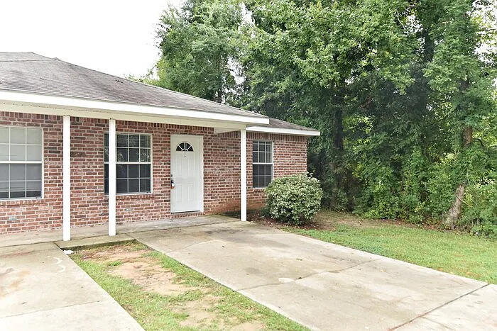 3 bed, 2.0 bath, 1100 sqft, $1,300 — Photo 3