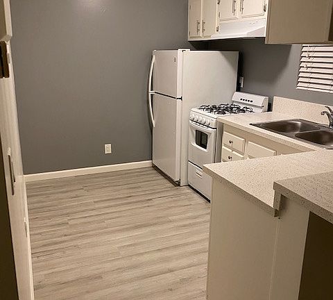 5th image of 892 Empire Ave APT 15