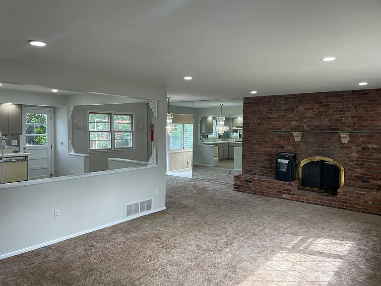 887 Royal Ln — Photo 11