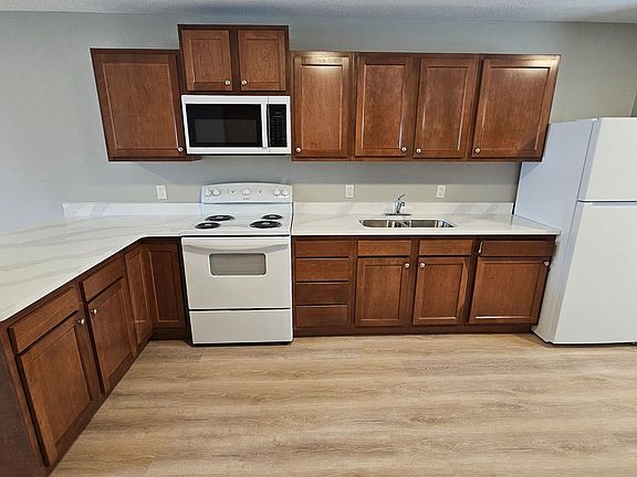 4th image of 102 Benton St N #112