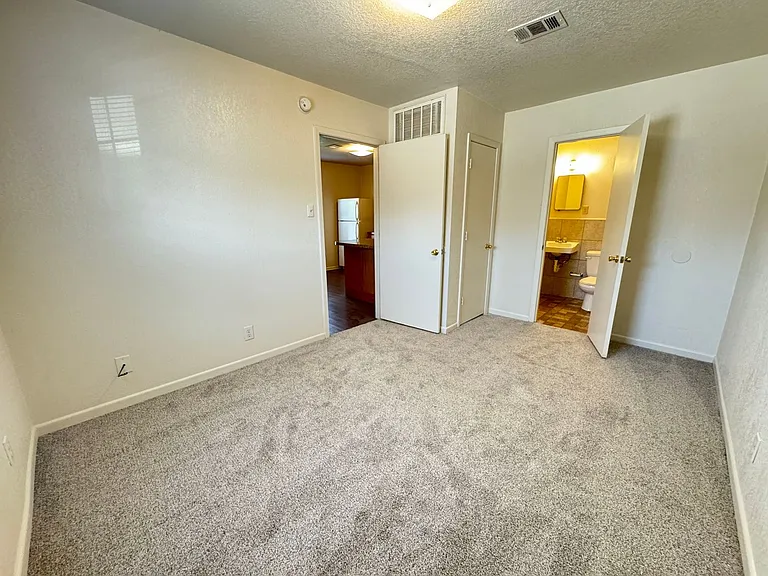 219 Hold Street — Photo 8