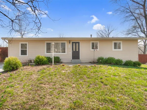 319 Oakborough Dr, Lake Saint Louis, MO 63367