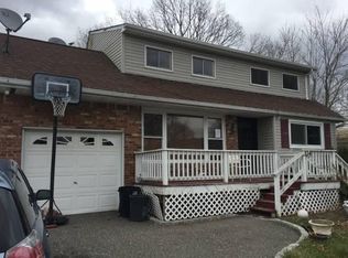 124 Avondale Dr, Centereach, NY 11720