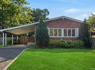 29 Penn Dr, Smithtown, NY 11787