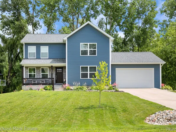 2250 Briar Rdg, Wolverine Lake, MI 48390