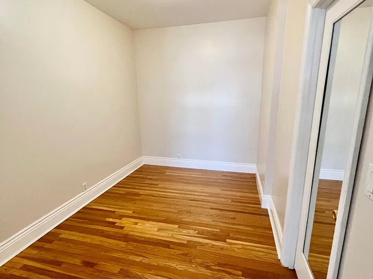 950 Bay St #6 — Photo 4