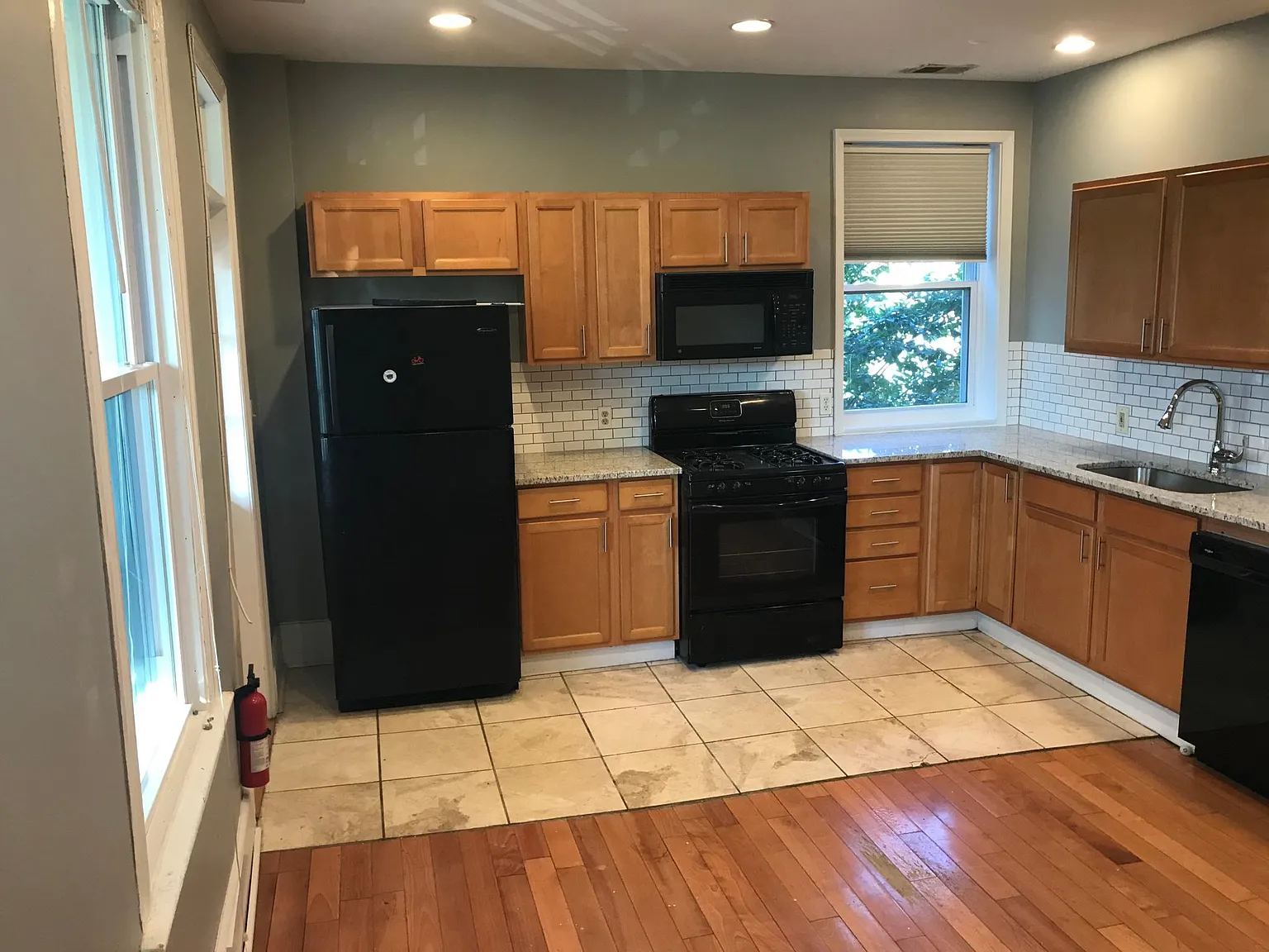 3 bed, 1400 sqft, $3,295 — Photo 4