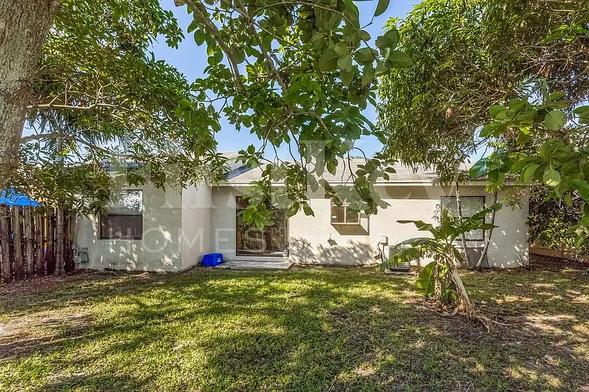 3 bed, 2.0 bath, 1407 sqft, $2,770 — Photo 2