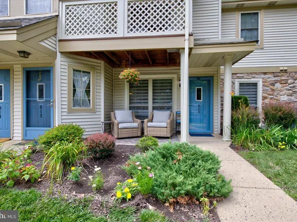 811 Foxmeadow Dr, Royersford, PA 19468