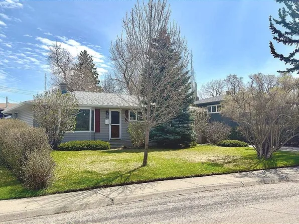 140 W Waterloo Dr SW, Calgary, AB T3C 3G3