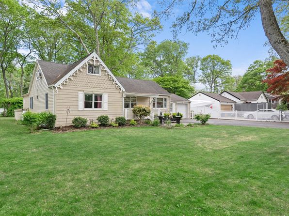 10 Lynch Lane, Smithtown, NY 11787