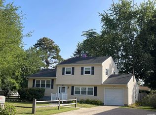 16 Windwood Rd, Bohemia, NY 11716