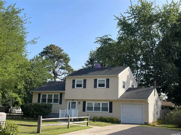 16 Windwood Road, Bohemia, NY 11716