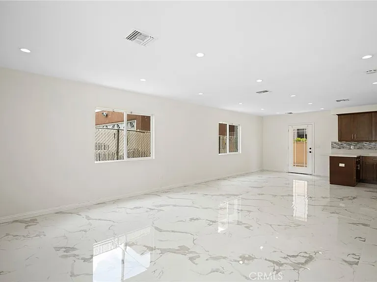532 W Harvard St — Photo 4