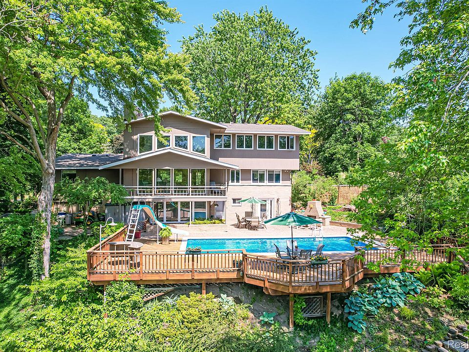 1st image of 6690 Castle Dr