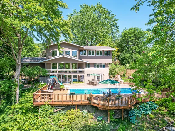 6690 Castle Dr, Bloomfield Hills, MI 48301
