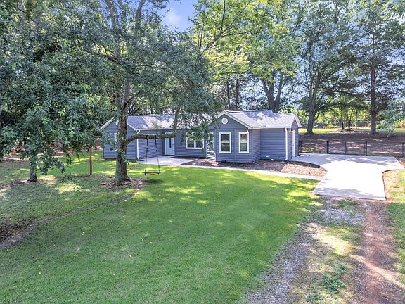 3rd image of 202 Green Meadows Cir