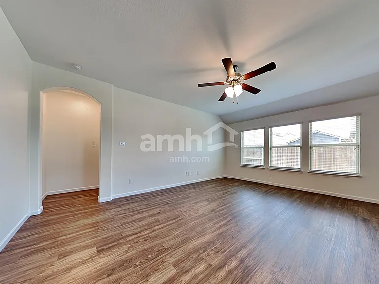 463 Silverstone Dr — Photo 10