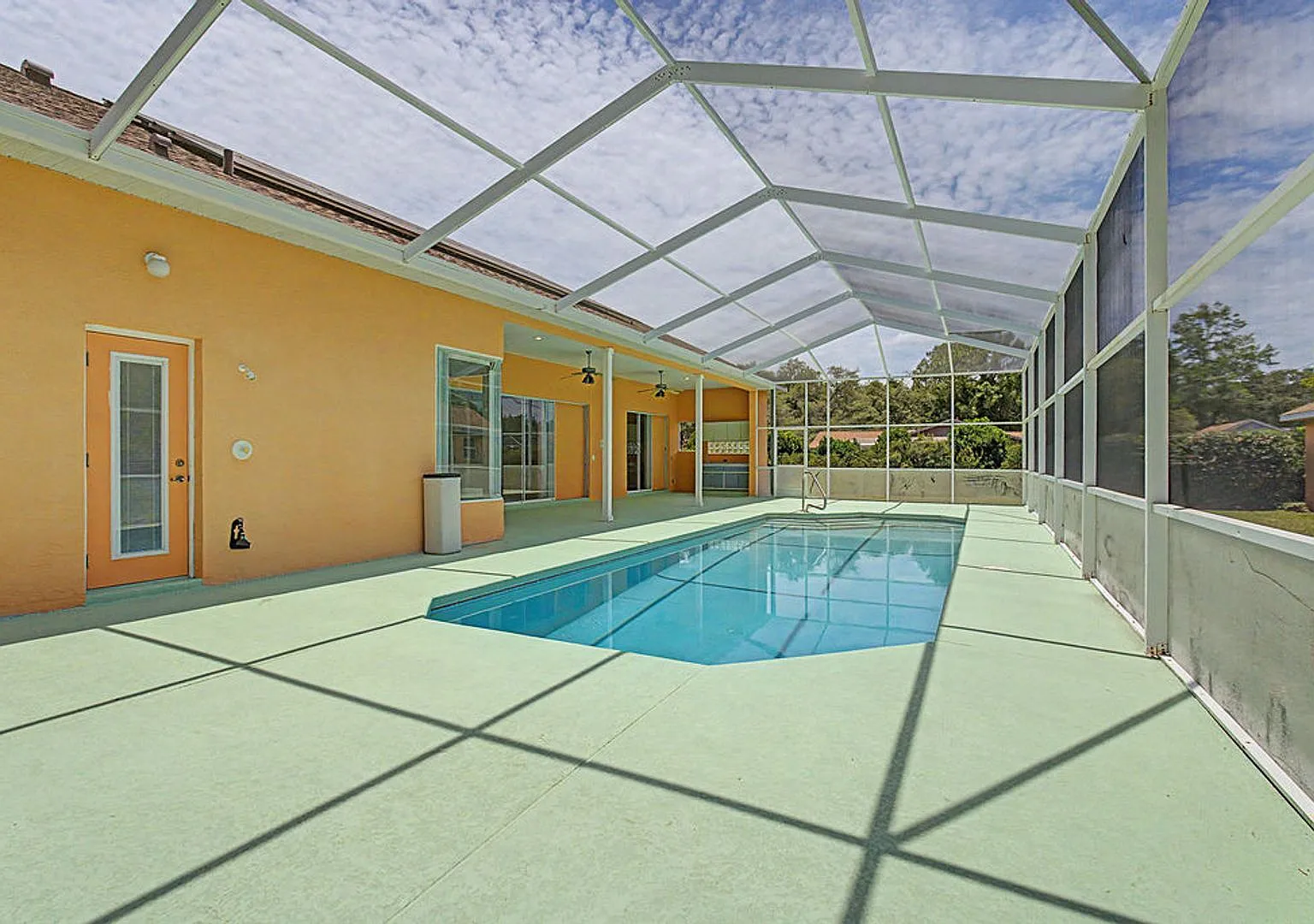 Resort Style Living- 4/2 Private Pool in Rainbow Springs Woodlands — Photo 1