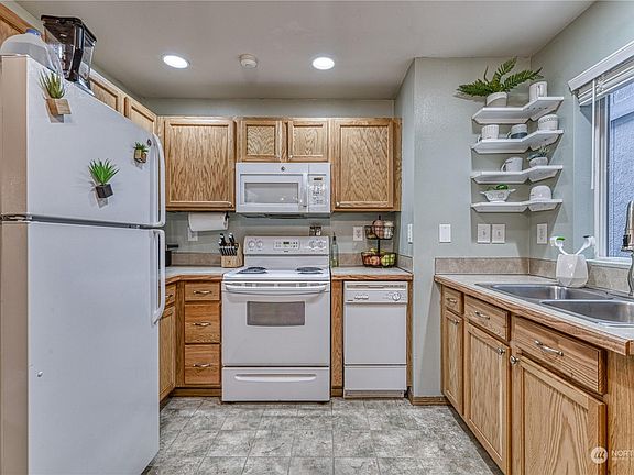 4th image of 2004 NE Green Glen Ln