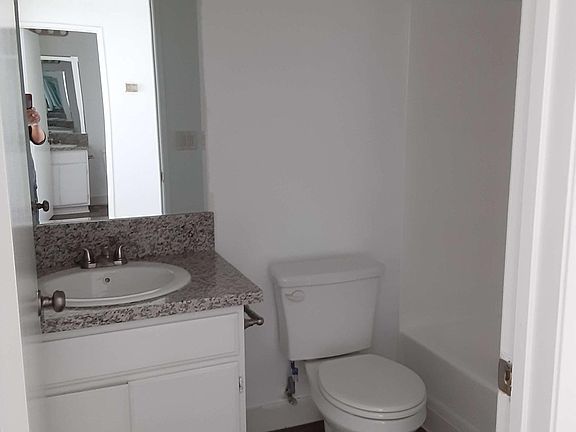 4th image of 10902 Victory Blvd #16