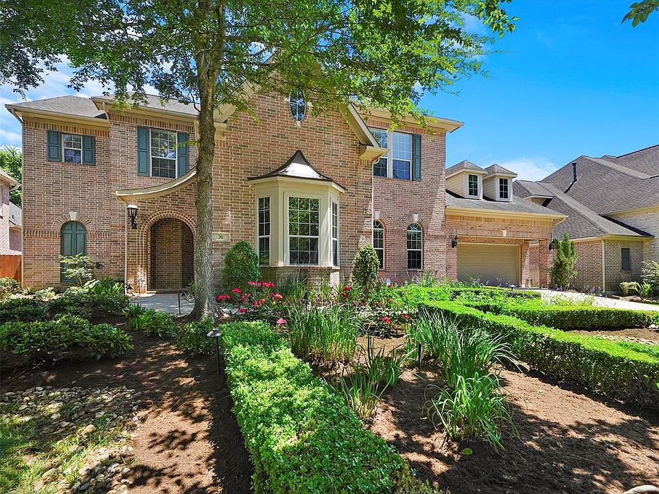 Welcome home to 39 Shawnee Ridge Drive in the highly sought after Indian Springs Village of The Woodlands.
