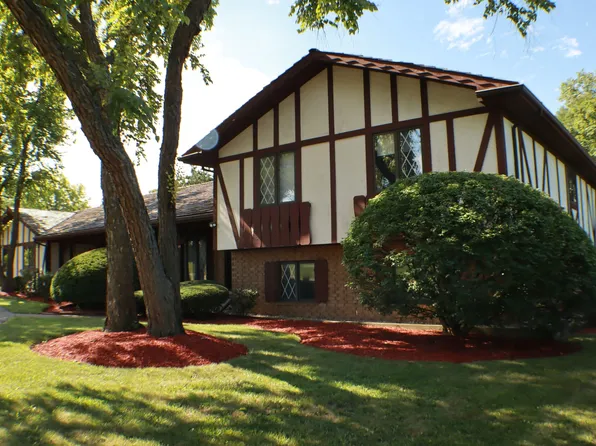 44 Kingston Dr, Oak Brook, IL 60523