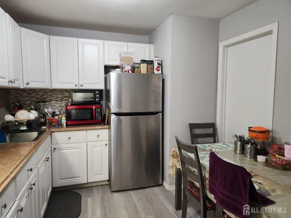 263 College Dr, Edison, NJ 08817