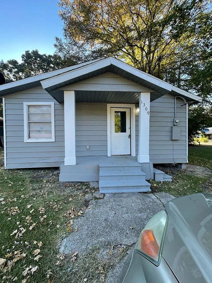1309 Roberts — Photo 2
