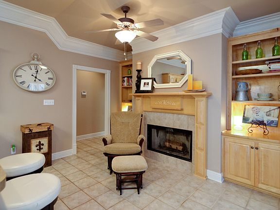 5th image of 437 Summit Dr