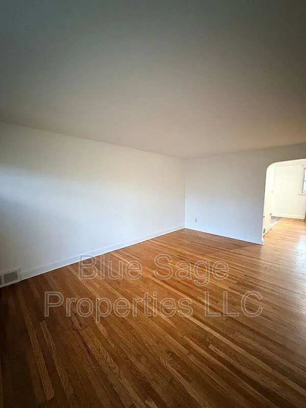 3 bed, 1.0 bath, 1008 sqft, $1,795 — Photo 2