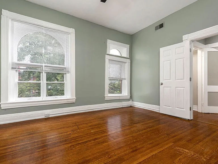 315 W Lee St — Photo 19