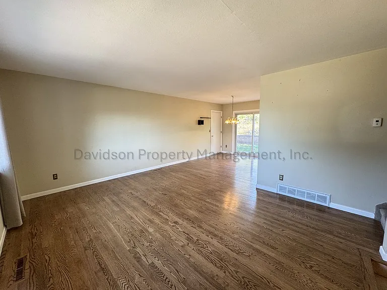 1429 Auburn Dr — Photo 2