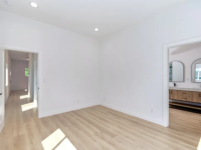 2576 Avenida De Las Plantas #B — Photo 4