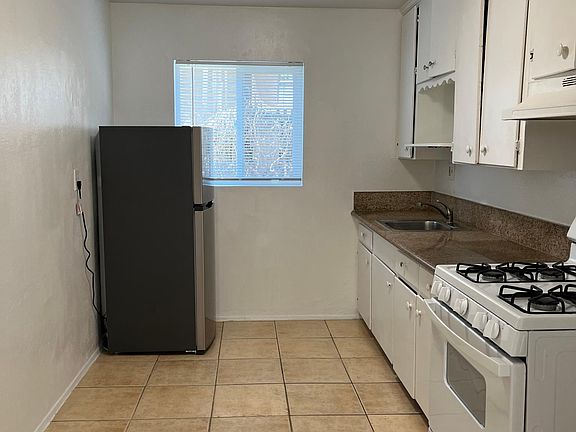 3rd image of 3844 Estrella Ave