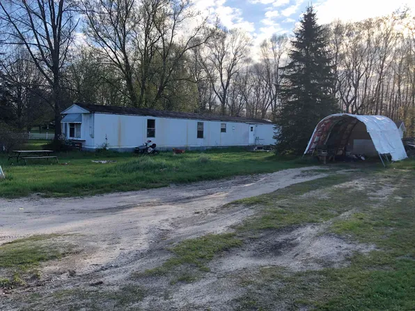 2709 Alan Dale St, Farwell, MI 48622