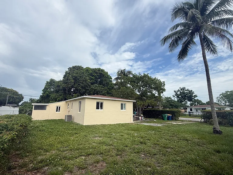 1740 NW 126th St — Photo 3
