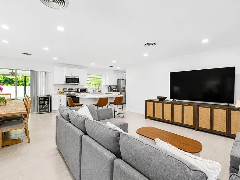 5911 SW 36th Ter — Photo 5