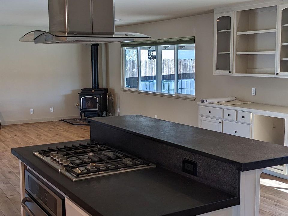 1st image of 1511517 Spruce Way