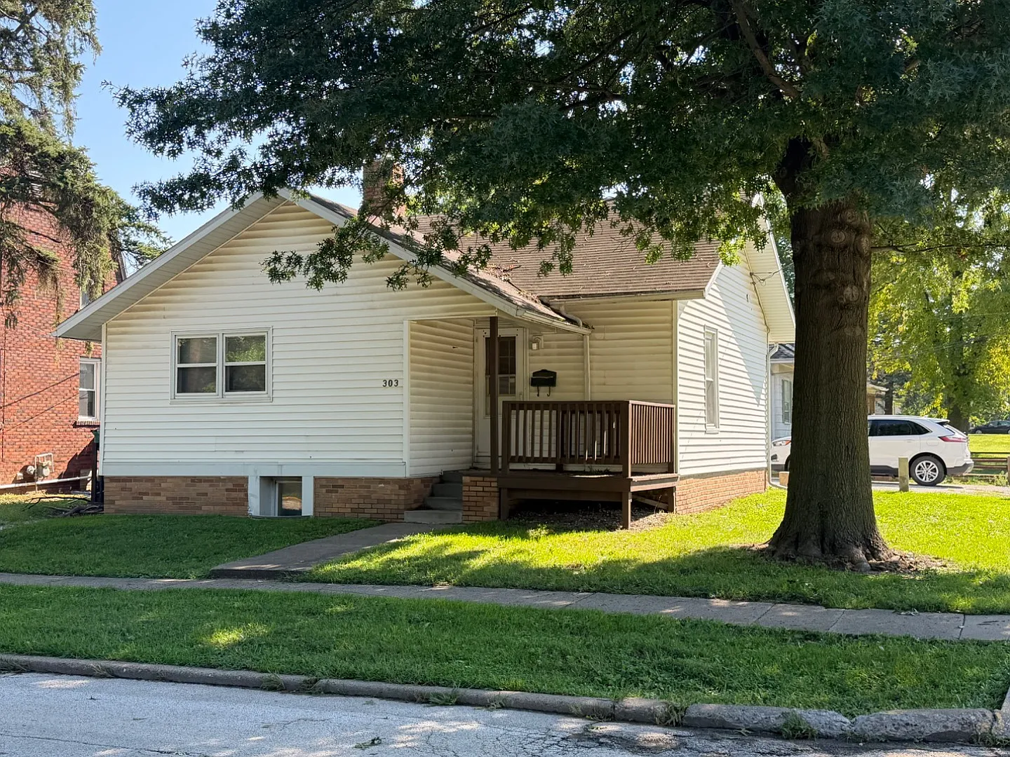 303 N Sherman Ave — Photo 1