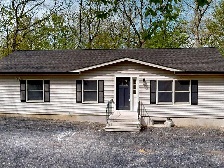 101 Arbutus Ct — Photo 2