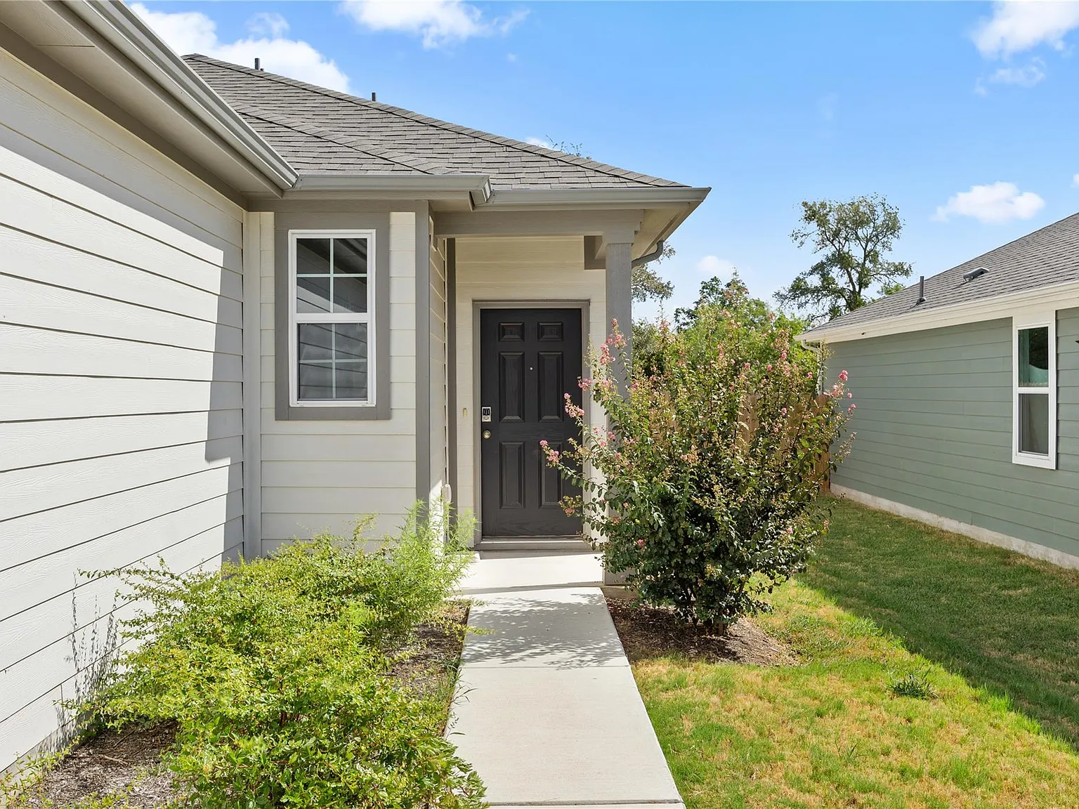 3 bed, 2.0 bath, 1299 sqft, $2,000 — Photo 2