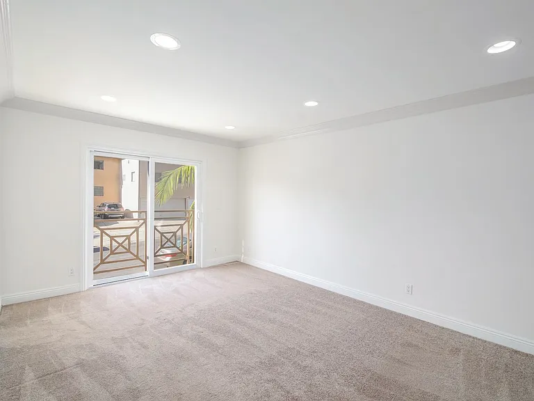 2300 Fox Hills Dr — Photo 2
